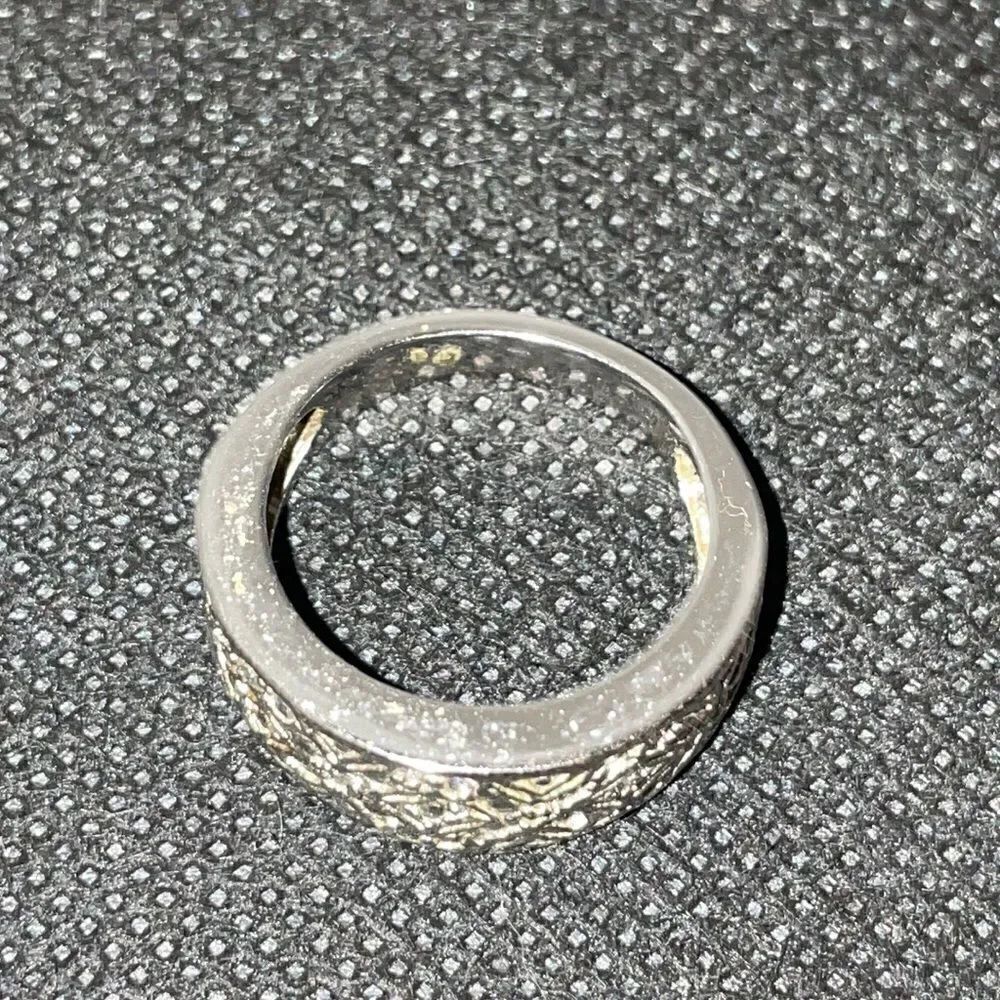 Beautiful ring - Picture 3 of 8